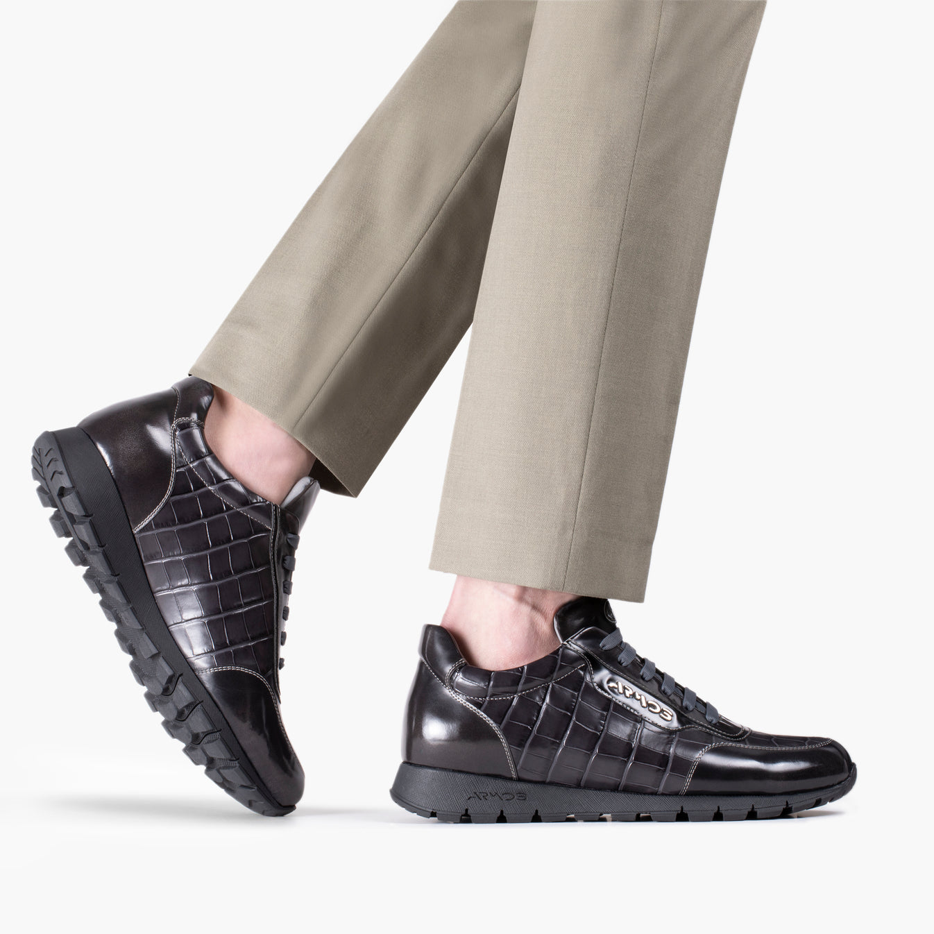 Գորշ գույնի սպորտային կոշիկներ