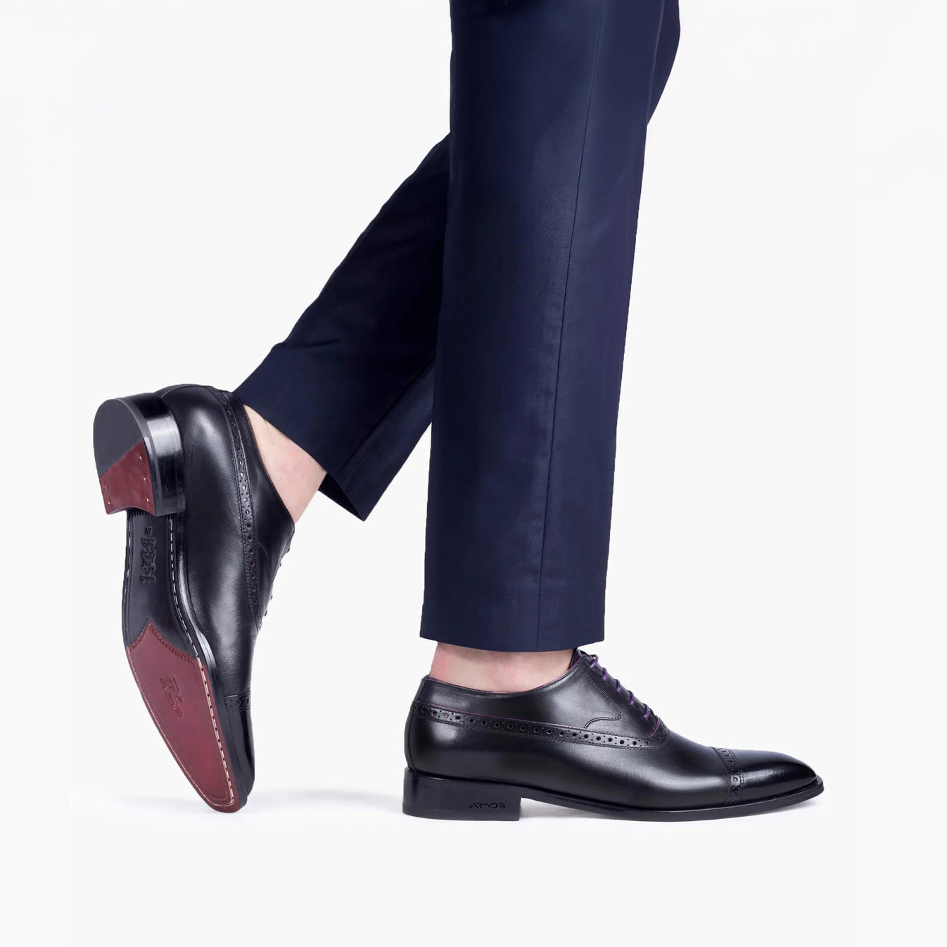 Մանուշակագույն քուղերով կոշիկներ