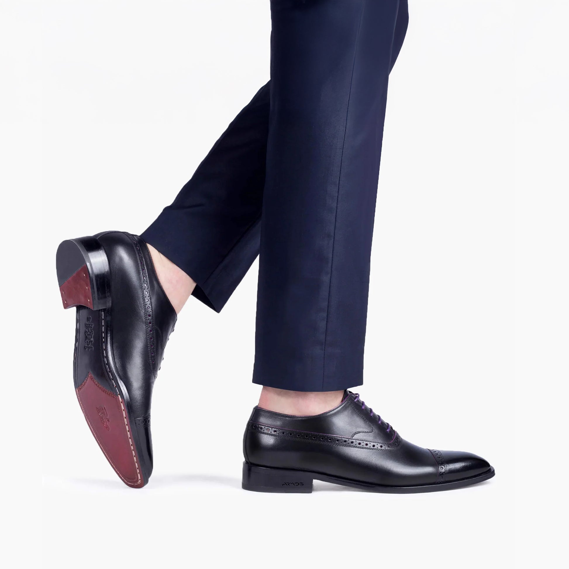 Մանուշակագույն քուղերով կոշիկներ