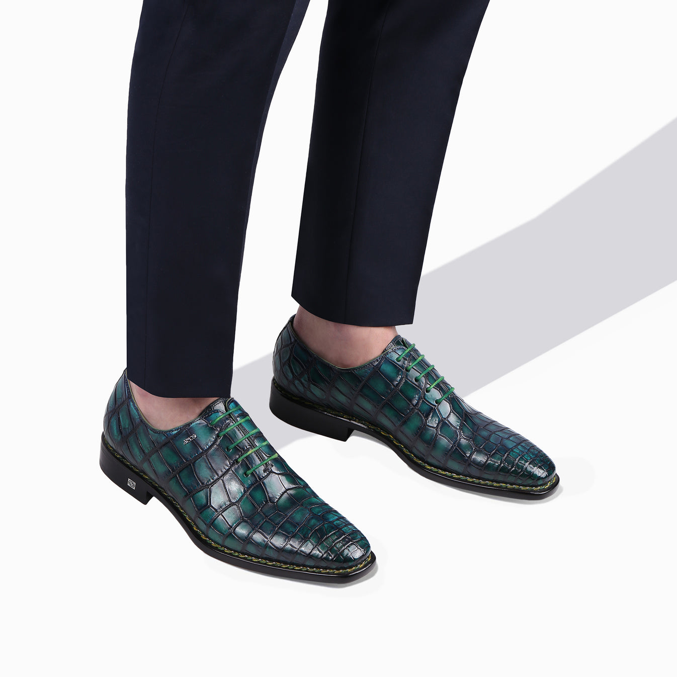 Զմրուխտյա օքսֆորդներ էկզոտիկ կաշվից