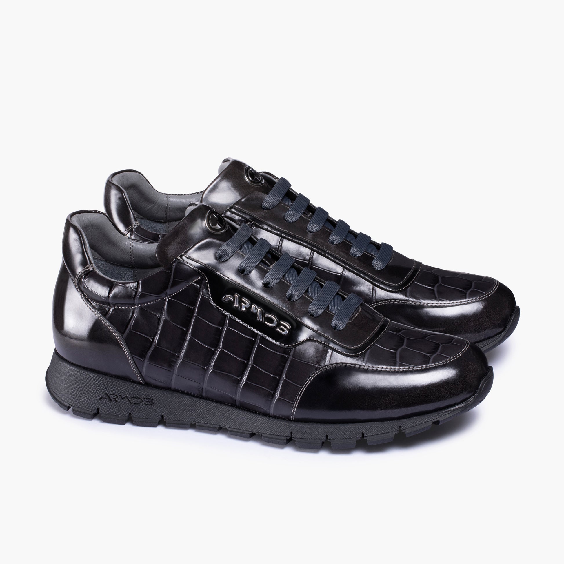 Գորշ գույնի սպորտային կոշիկներ