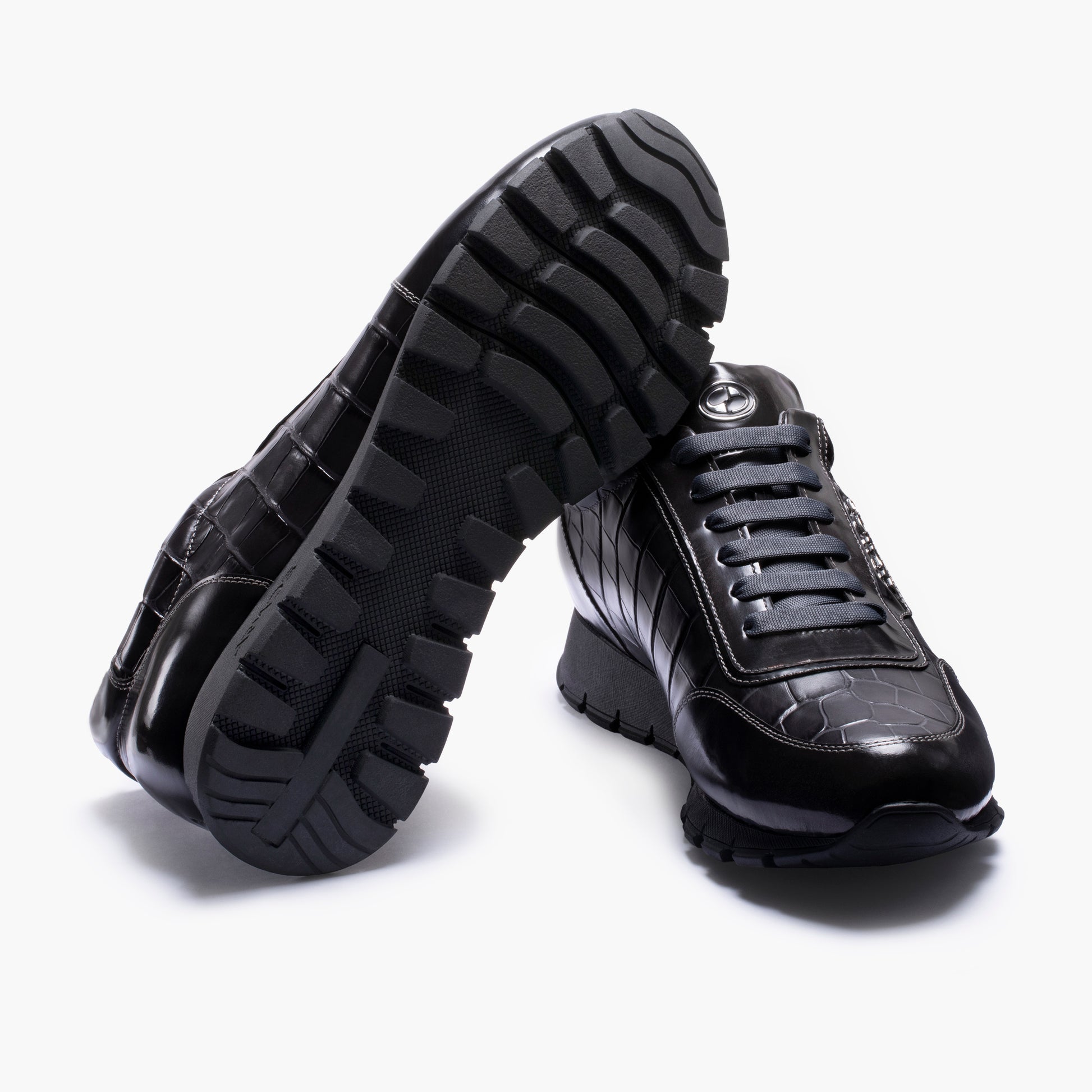 Գորշ գույնի սպորտային կոշիկներ