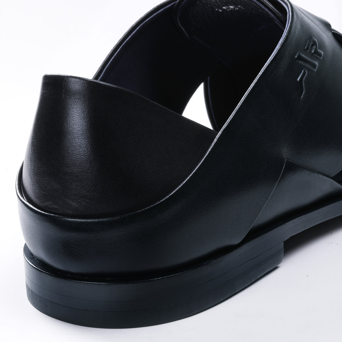 Սև սանդալներ