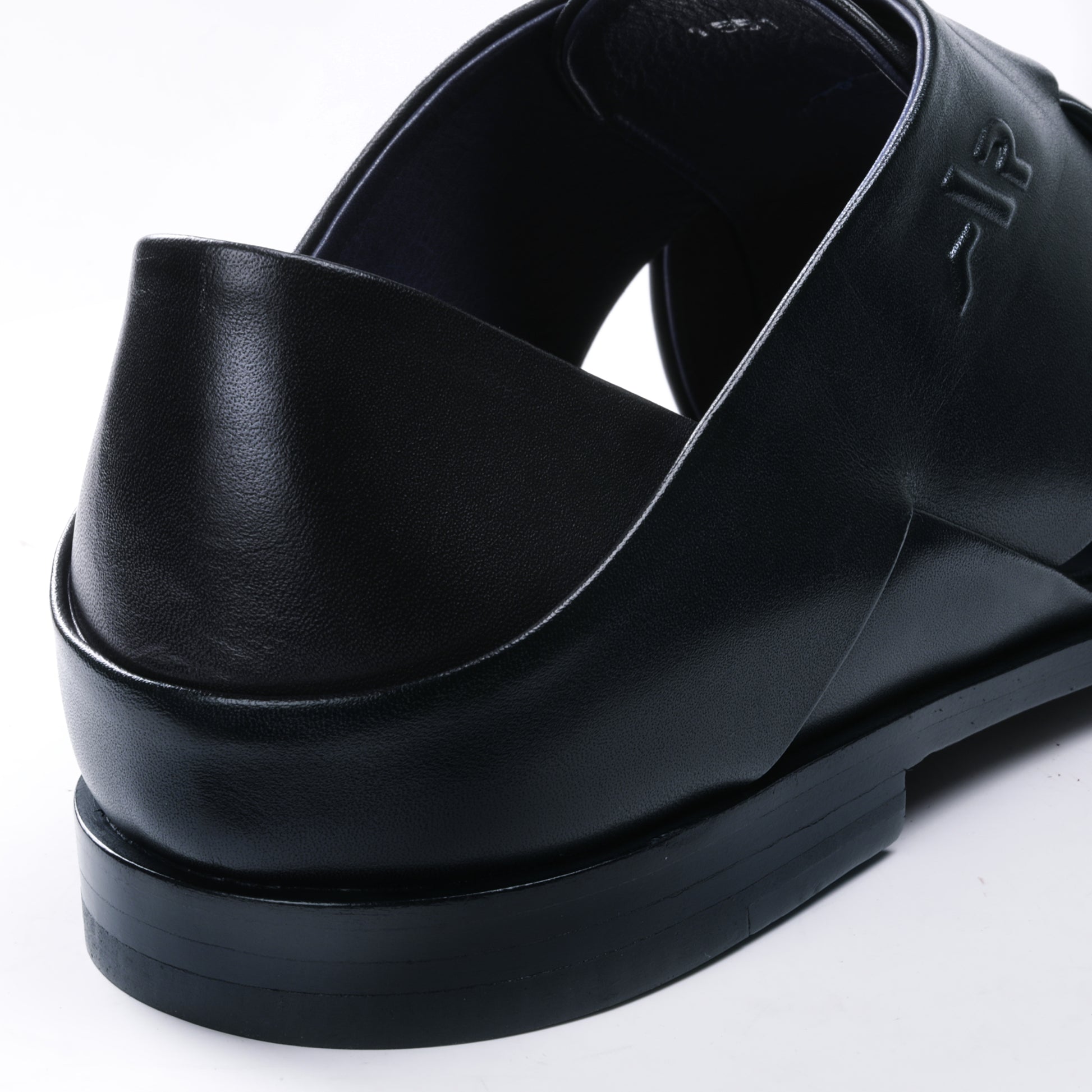 Սև սանդալներ