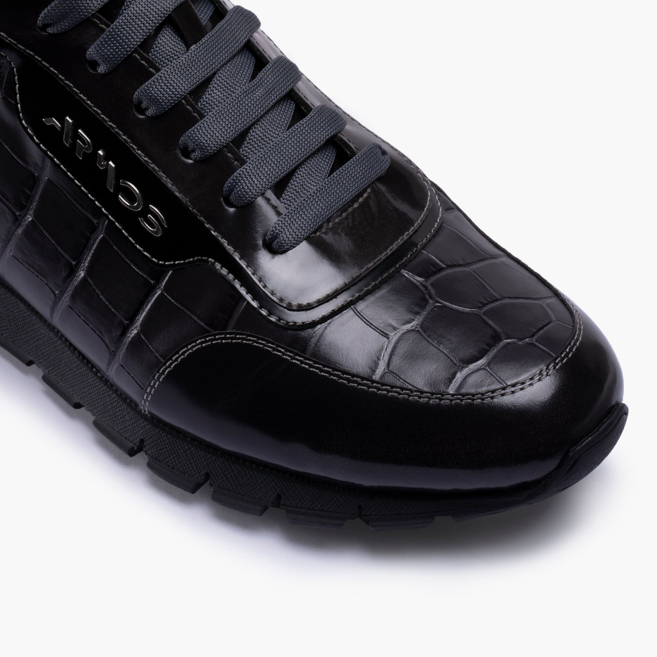 Գորշ գույնի սպորտային կոշիկներ