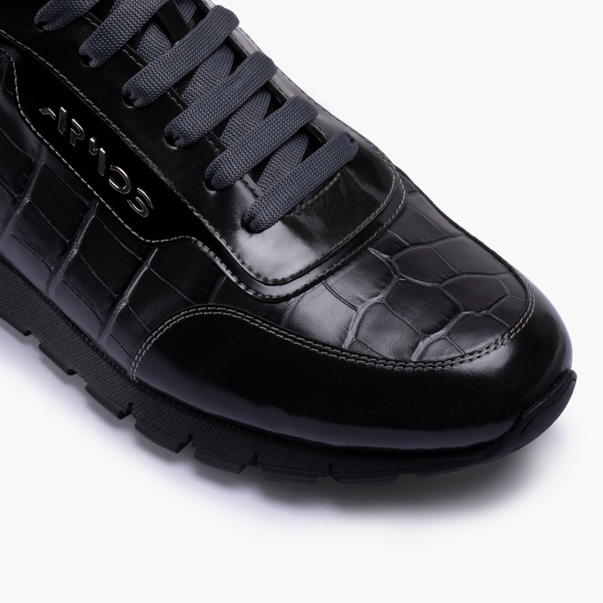 Գորշ գույնի սպորտային կոշիկներ