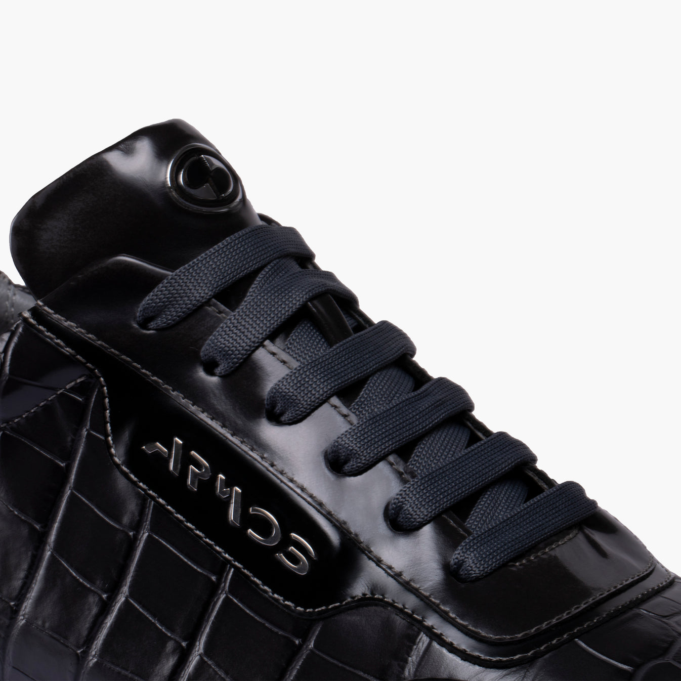 Գորշ գույնի սպորտային կոշիկներ