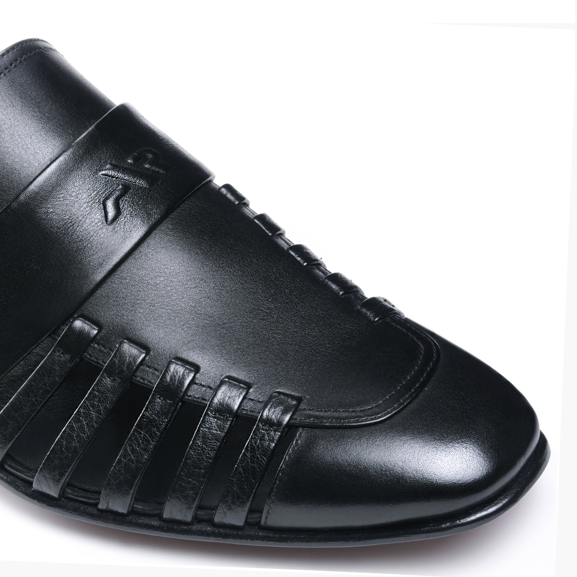 Սև կաշվե սանդալներ