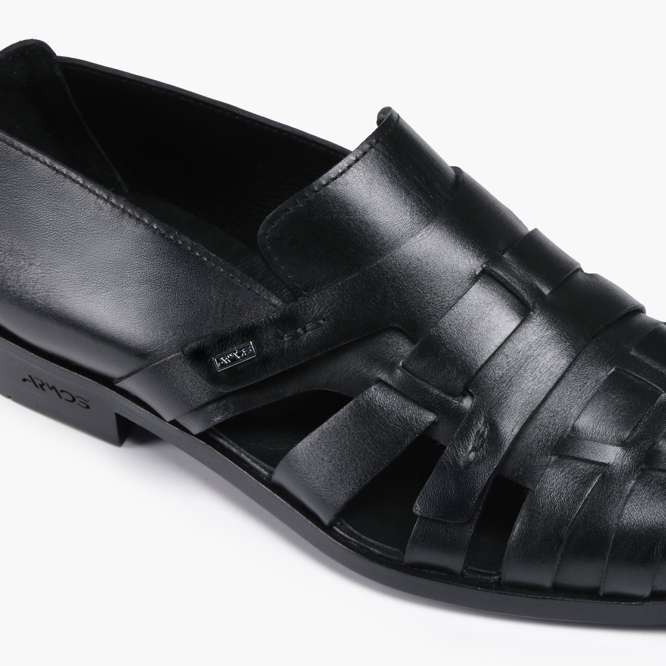 Կաշվե սև սանդալներ