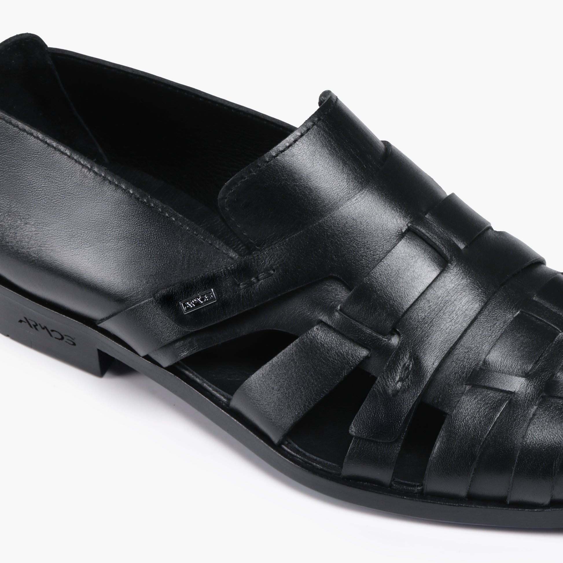 Կաշվե սև սանդալներ