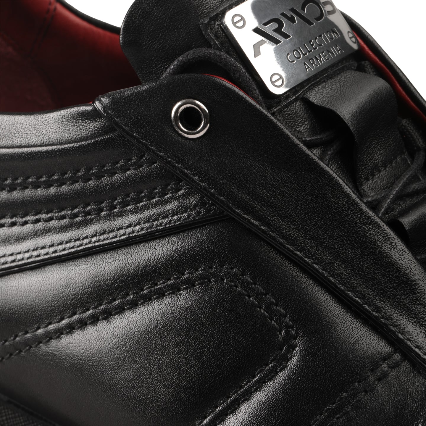 Սև սպորտային կոշիկներ