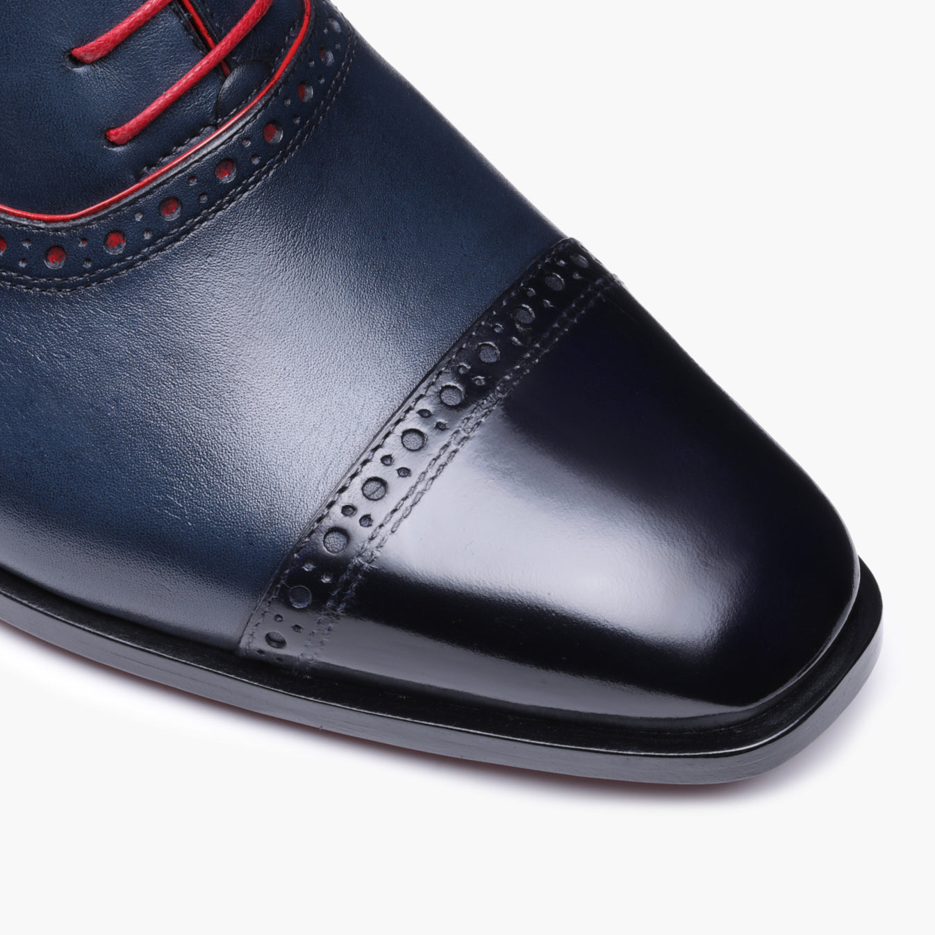 Կարմիր քուղերով կոշիկներ