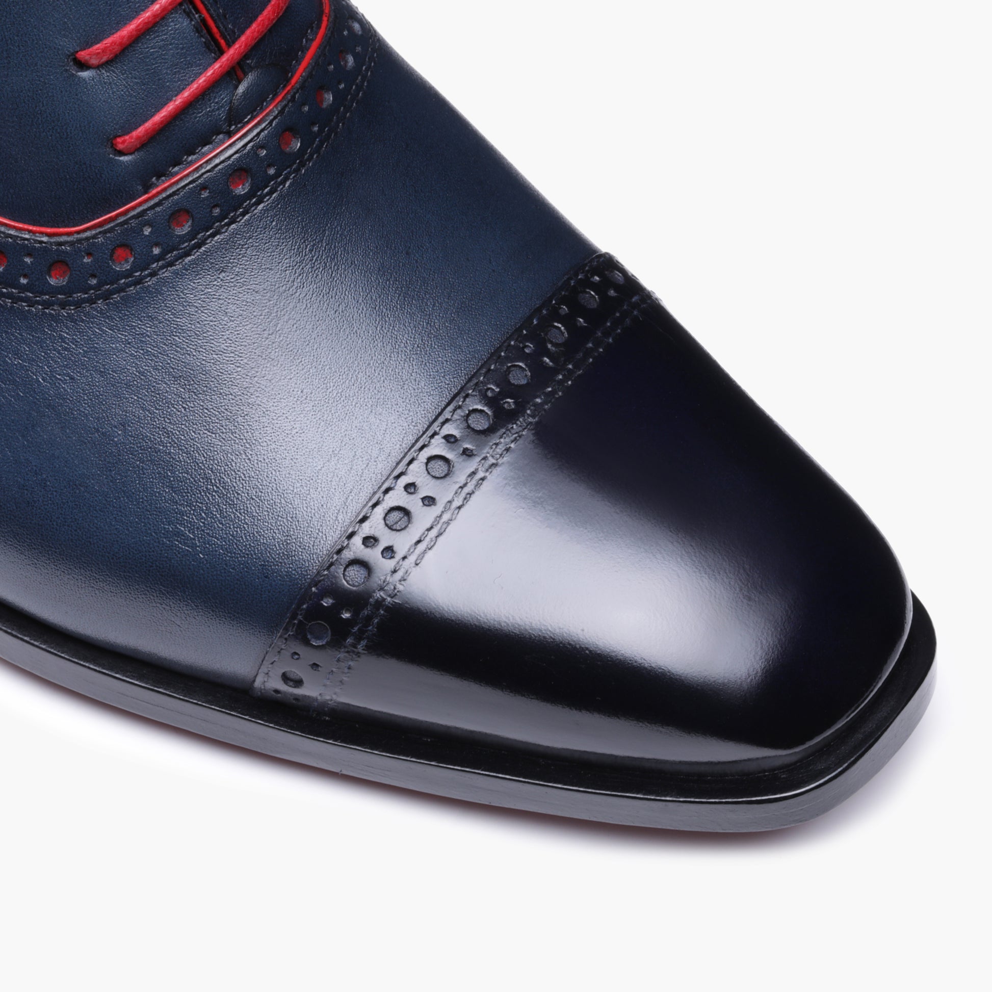 Կարմիր քուղերով կոշիկներ