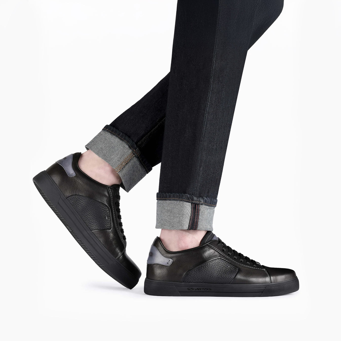 Արծաթագույն դետալներով սպորտային կոշիկ