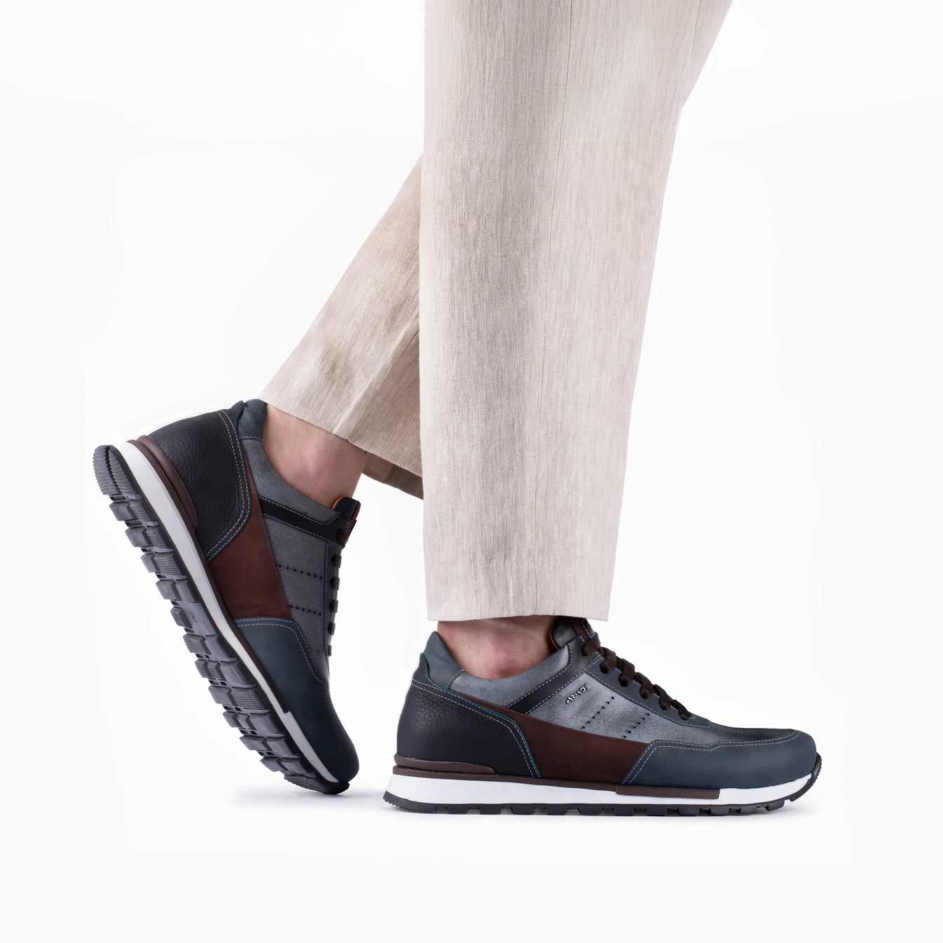 Սպորտայիններ եղնիկի և հորթի կաշվից