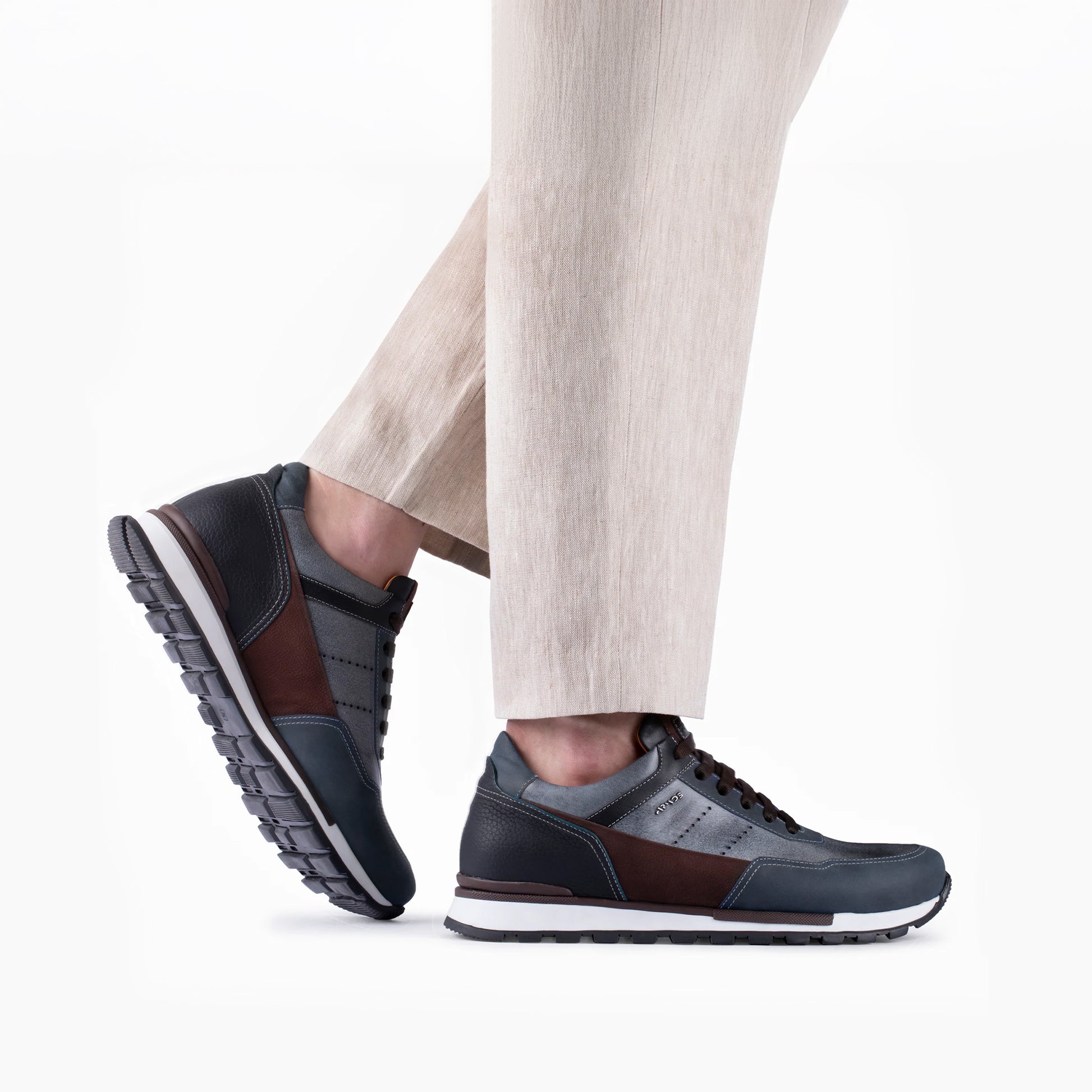 Սպորտայիններ եղնիկի և հորթի կաշվից