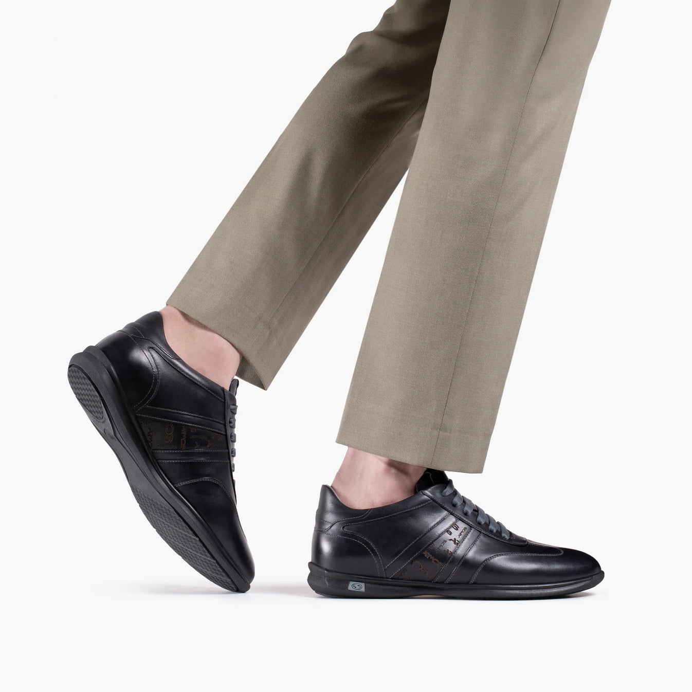 Մուգ կապույտ սպորտային կոշիկներ