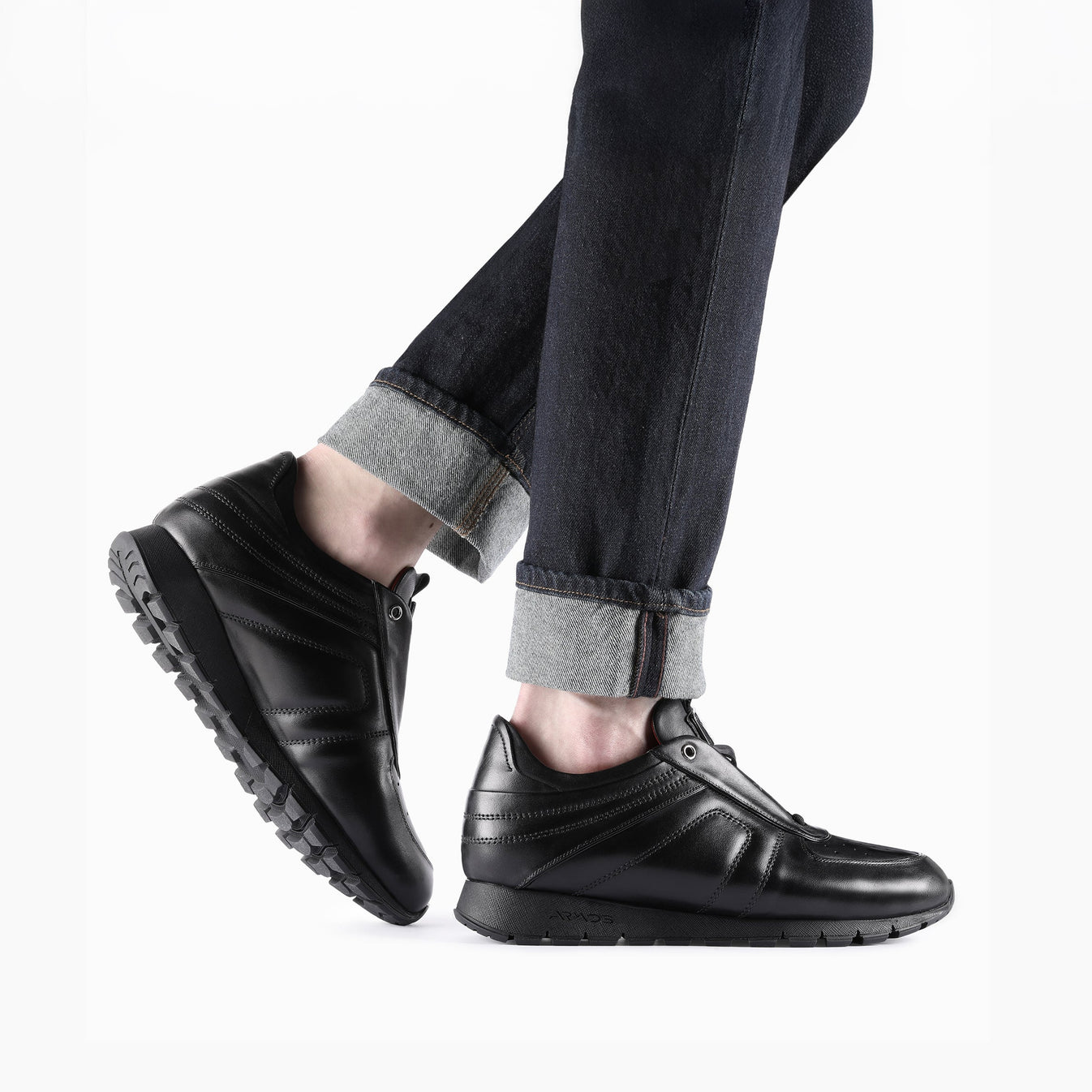 Սև սպորտային կոշիկներ