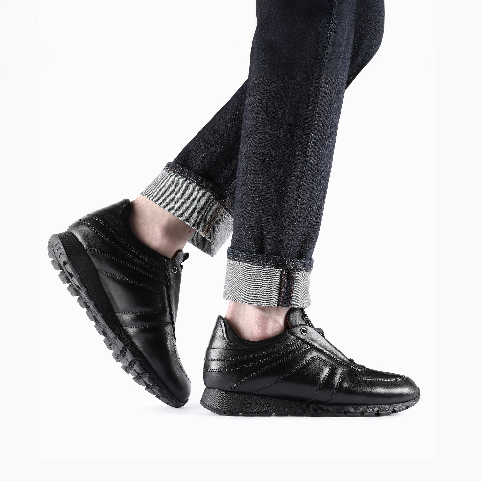 Սև սպորտային կոշիկներ