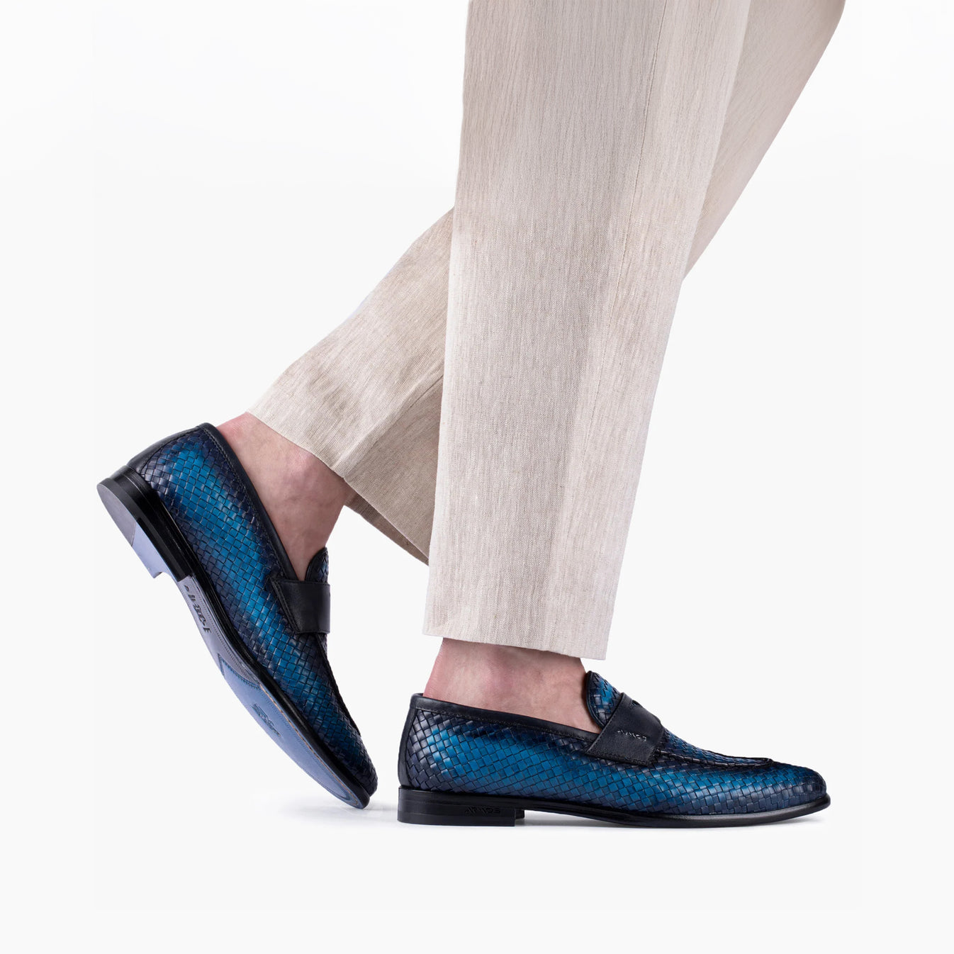 Հյուսկեն կոշիկներ կապույտ երանգով