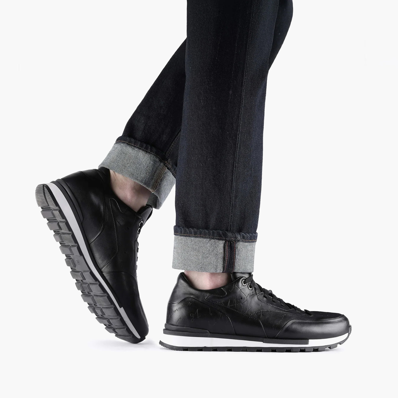 Սև կաշվե կոշիկներ