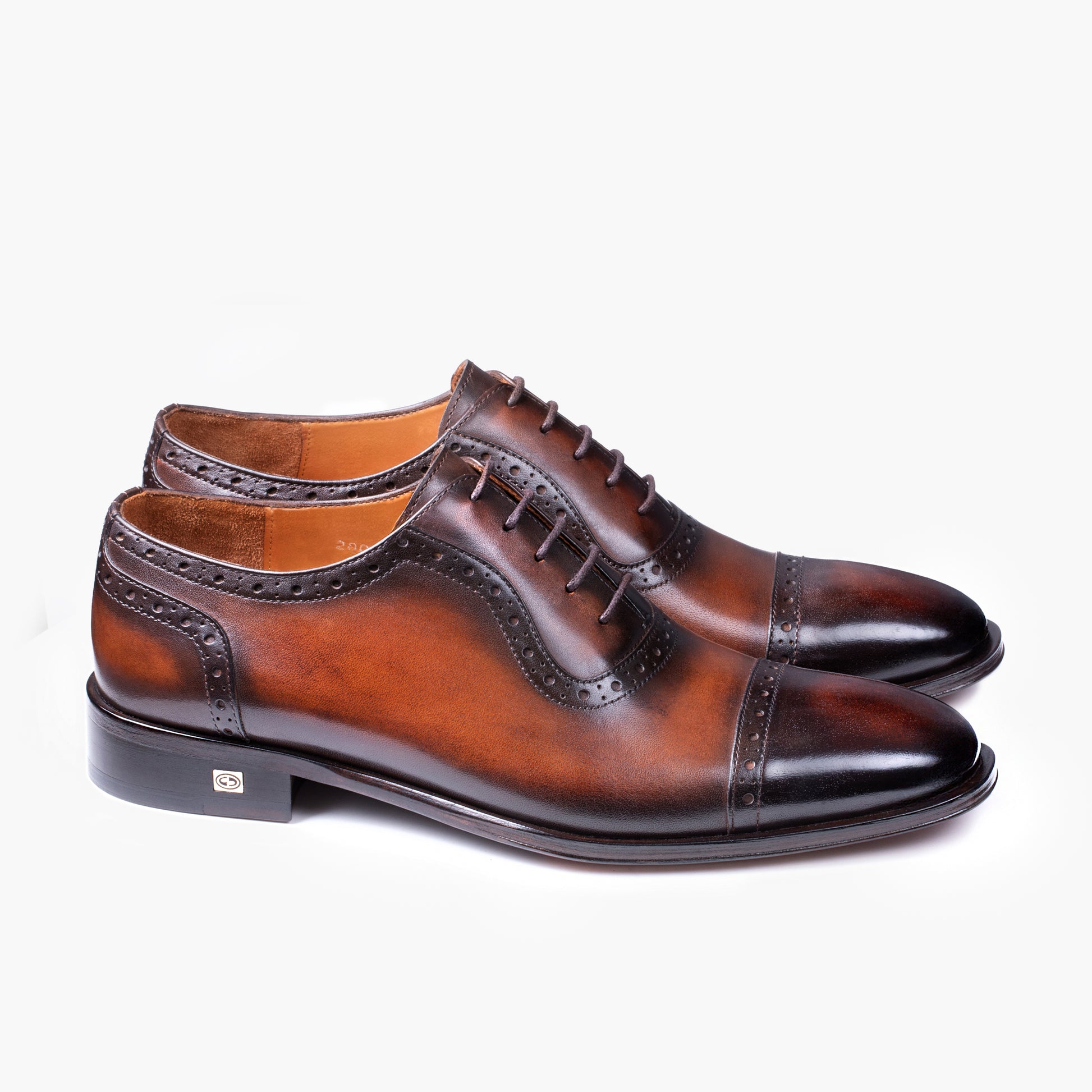 Դասական կոնյակագույն կոշիկներ