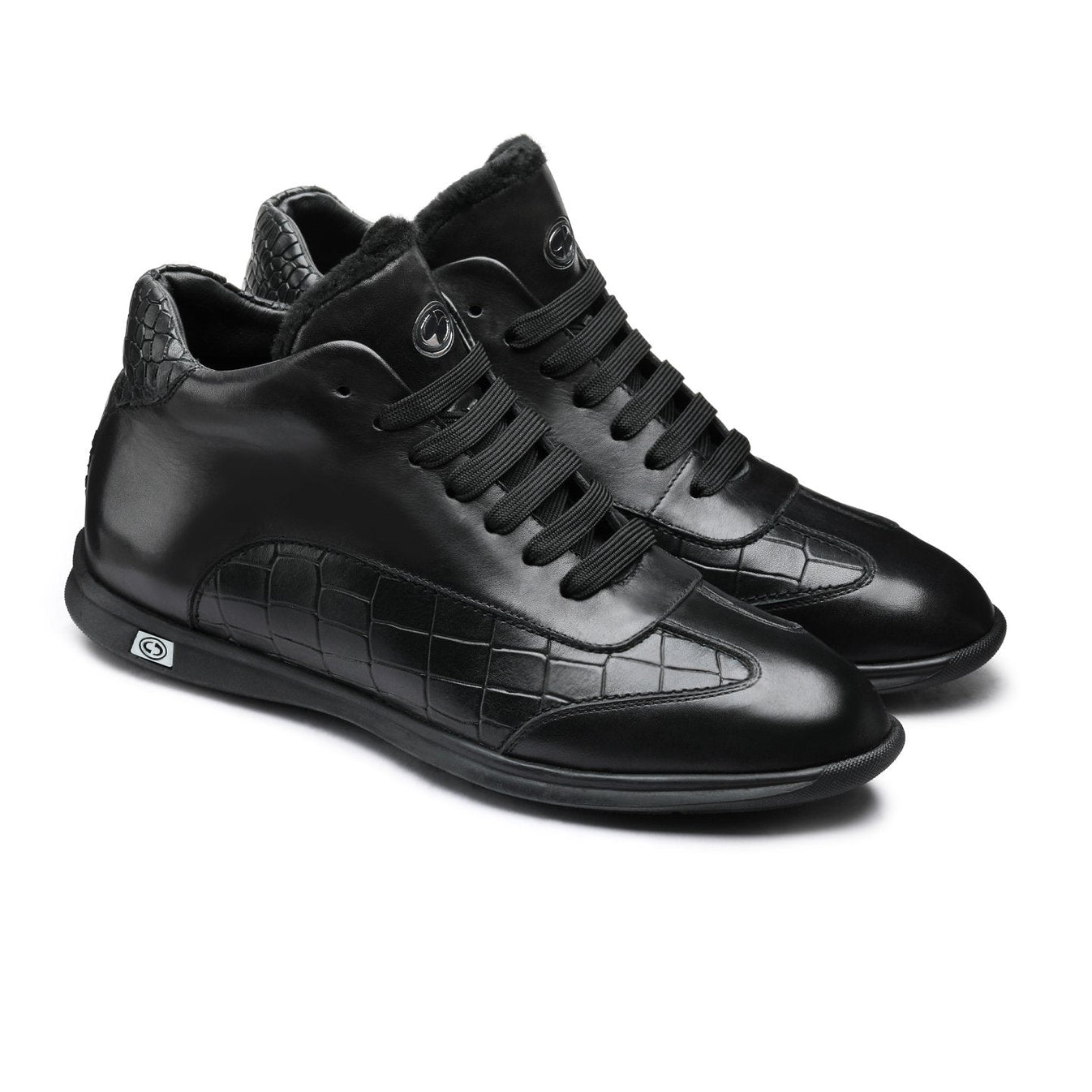 Սև սպորտային կոշիկներ կոկորդիլոսի պրինտով