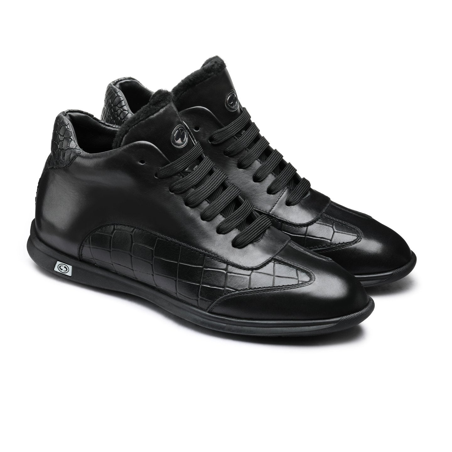 Սև սպորտային կոշիկներ կոկորդիլոսի պրինտով