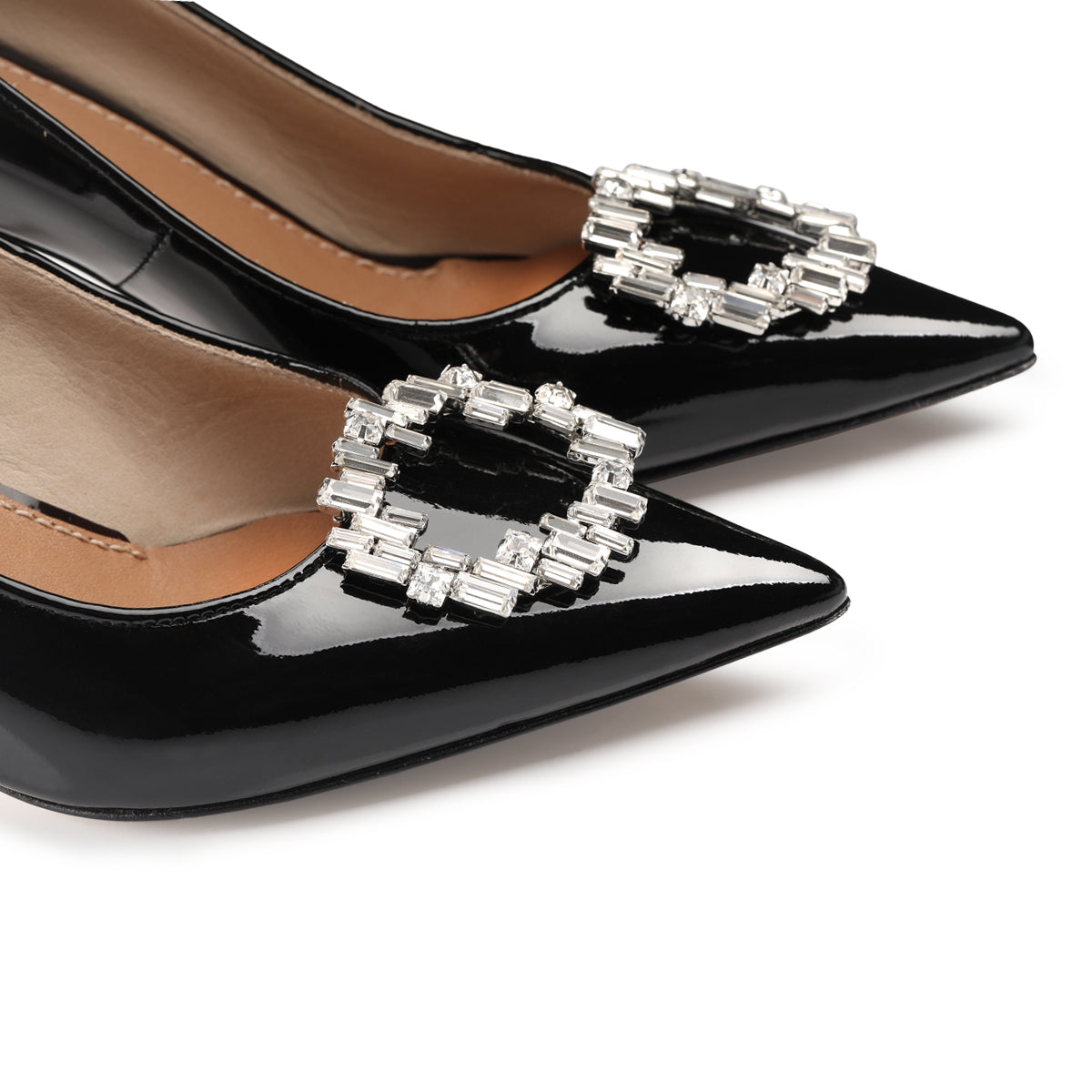 Սև լաքապատ Ռոզալիա բրոշով