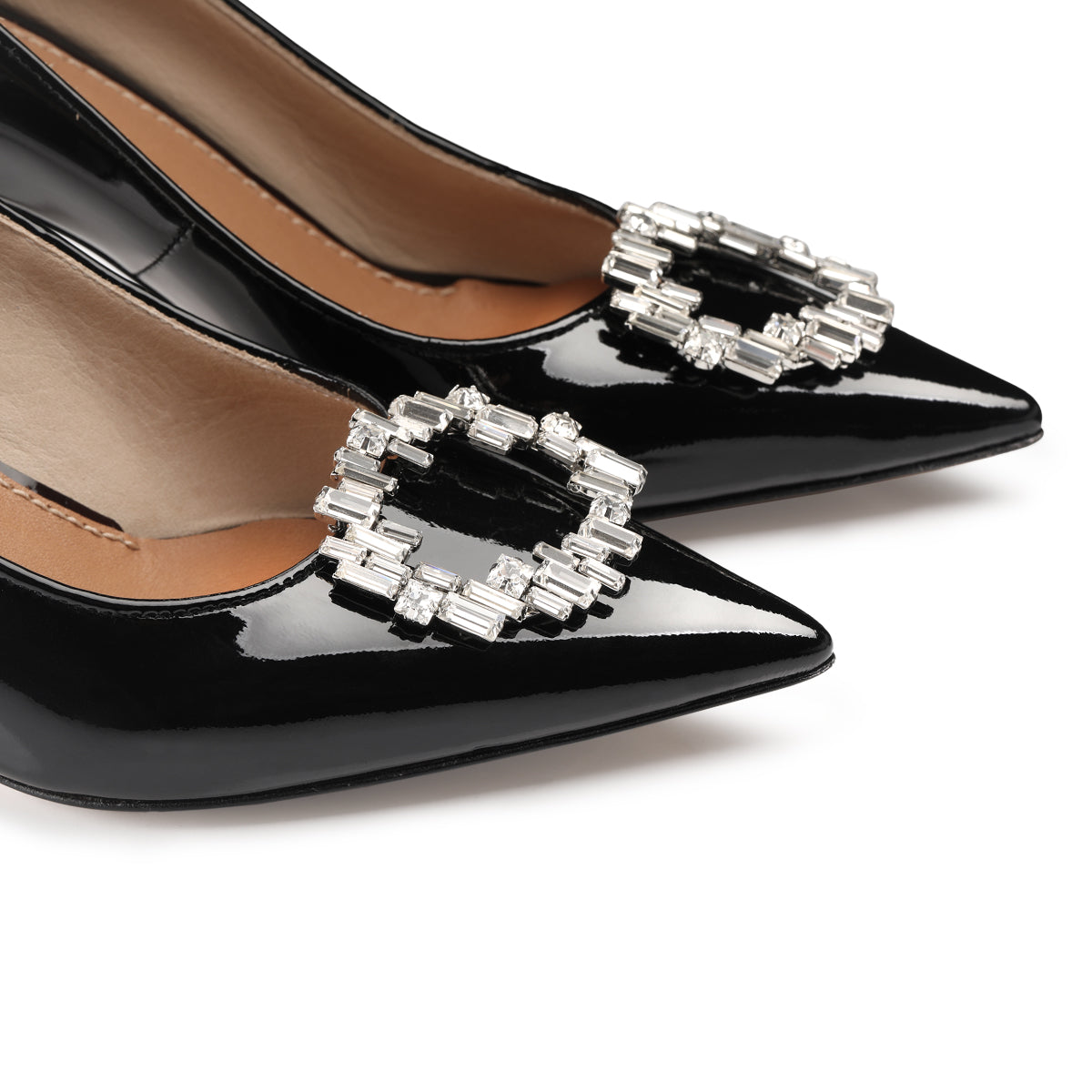 Սև լաքապատ Ռոզալիա բրոշով