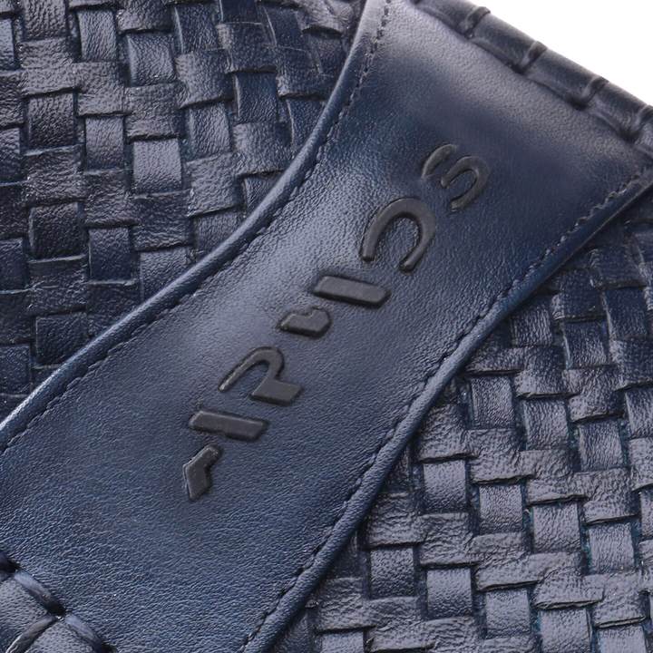 Կապույտ հյուսված չարոխներ