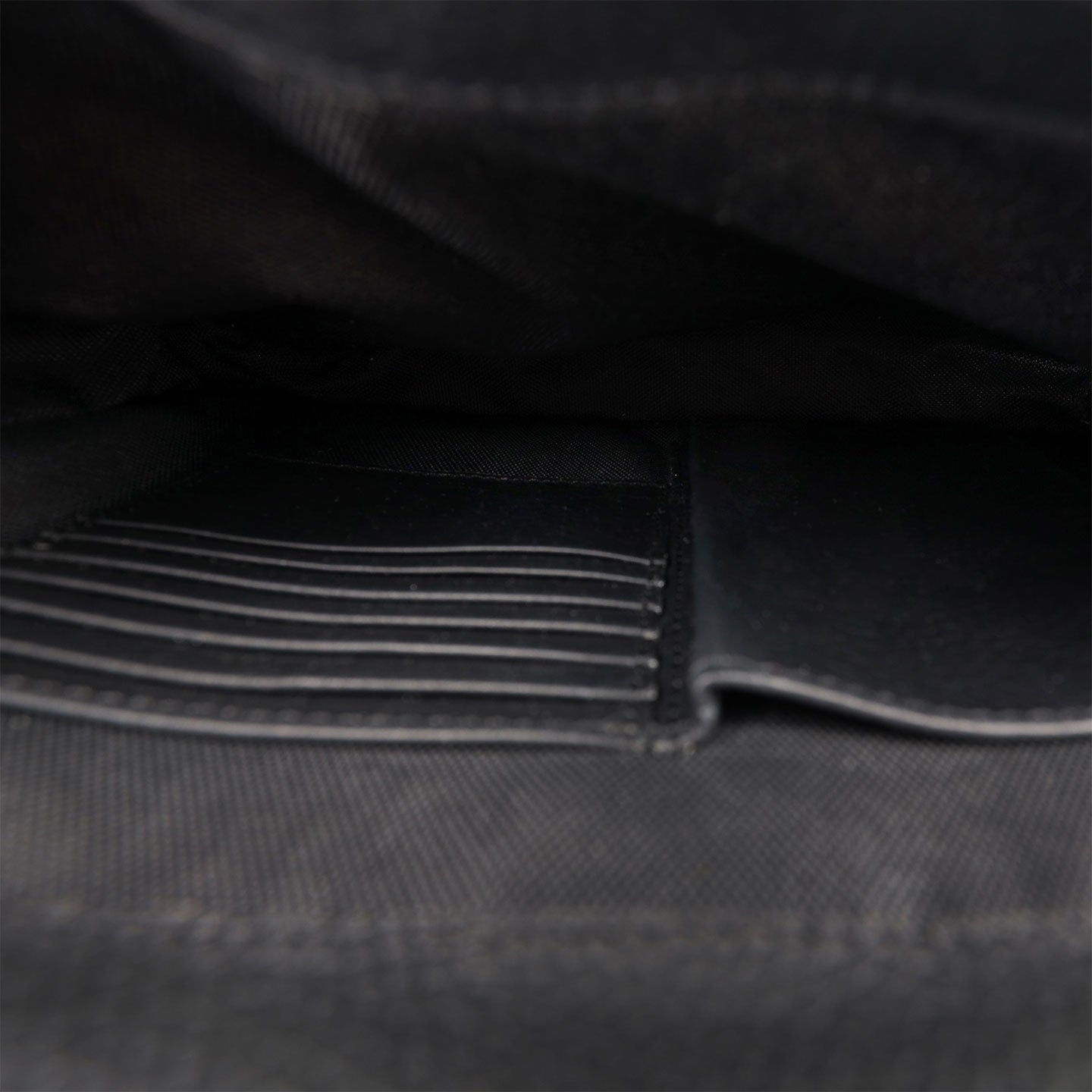 Սև պայուսակ կարգավորվող ուսագատիով