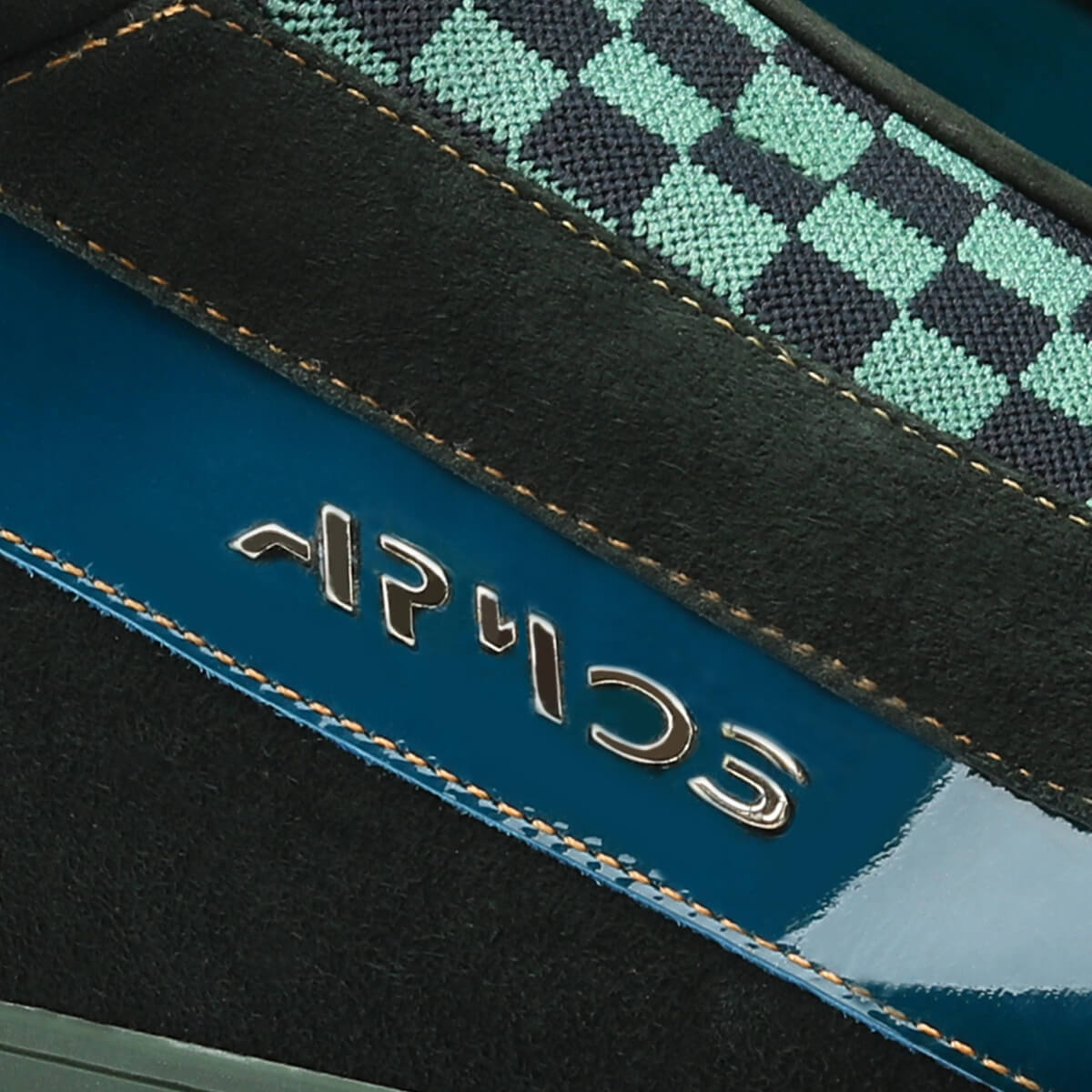 Կապտականաչ սպորտային կոշիկներ