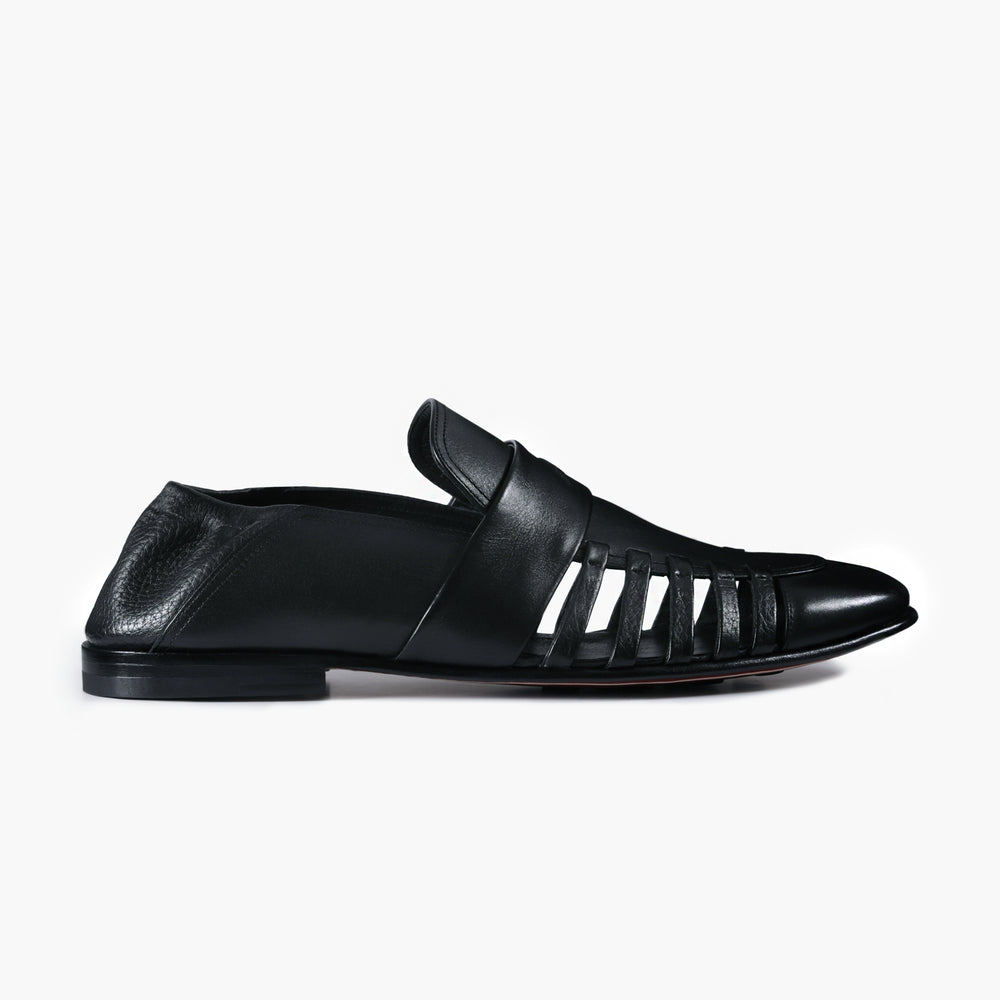 Սև կաշվե սանդալներ