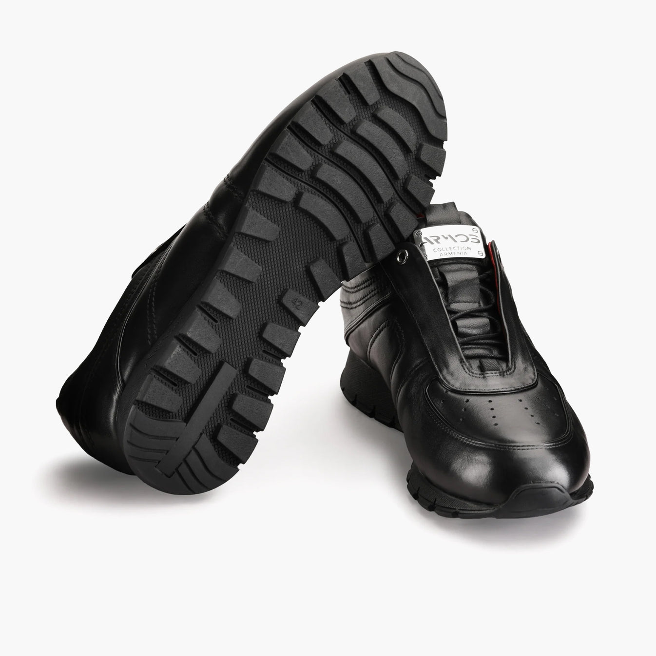 Սև սպորտային կոշիկներ