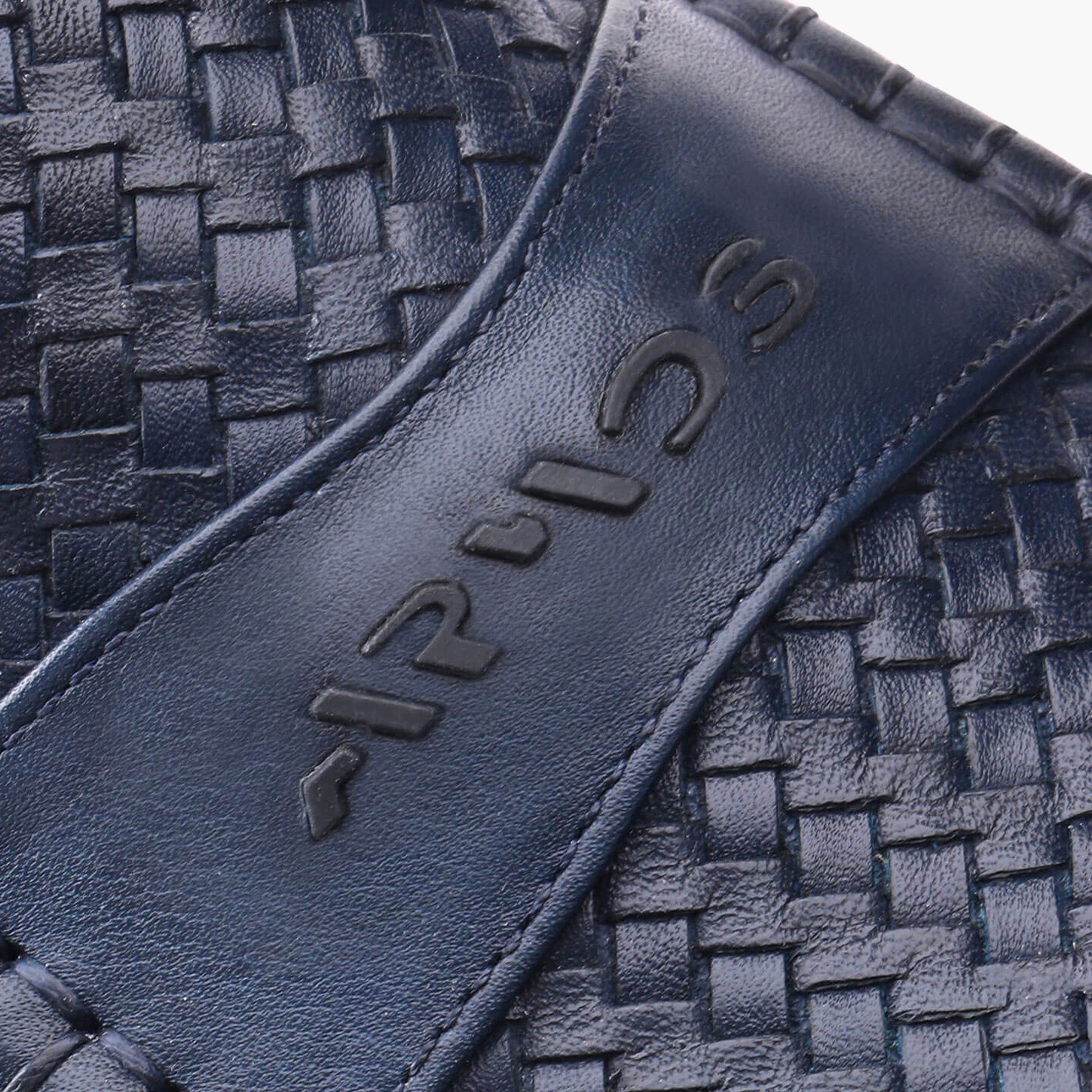 Կապույտ հյուսված չարոխներ