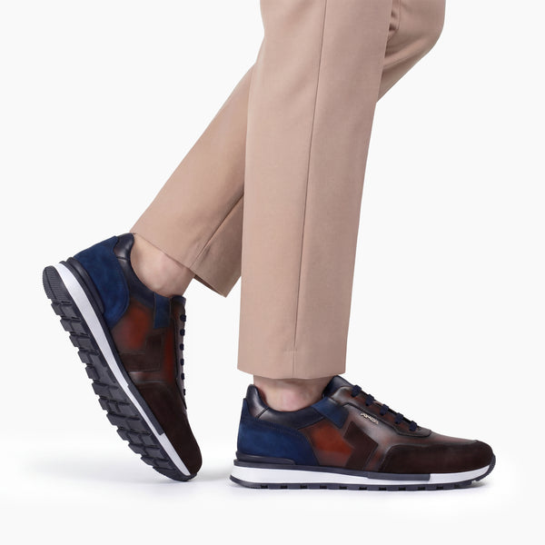 Շագանակագույն սպորտային կոշիկներ